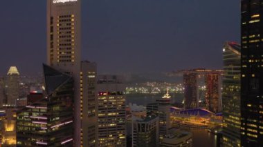 Singapur hava gece aydınlatılmış topdown cityscape panorama 4k görüntüleri 