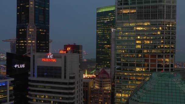 シンガポールの空中夜照明トップダウン都市景観パノラマ4K映像 — ストック動画