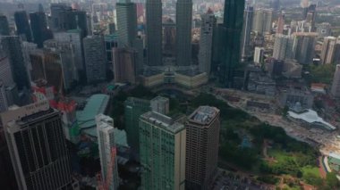 Kuala Lumpur, Malezya - 25 Eylül 2019: kuala lumpur downtown aerial panorama 4k yaklaşık 25 Eylül 2019  