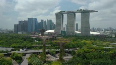 Singapur-Şubat 4 2019: gün Singapur şehir Marina Bay ünlü otel hava Panoraması 4k yaklaşık Şubat 4 2019 Singapur.