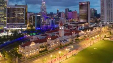 Kuala Lumpur, Malezya-Haziran 25 2019: gece zaman Kuala Lumpur şehir merkezi trafik sokak Kavşak metro hattı Panorama 4k Timelapse Malaysia