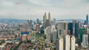 Kuala Lumpur, Malezya - 25 Eylül 2018: Kuala Lumpur şehir merkezi havadan panorama 4k görüntüleri