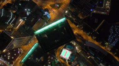 Singapur, Singapur-Mayıs 2019: Singapur Downtown hava gece tepesi Cityscape Panorama 4k görüntüleri görünümü 
