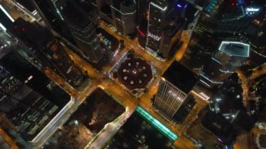 Singapur, Singapur-Mayıs 2019: Singapur Downtown hava gece tepesi Cityscape Panorama 4k görüntüleri görünümü 