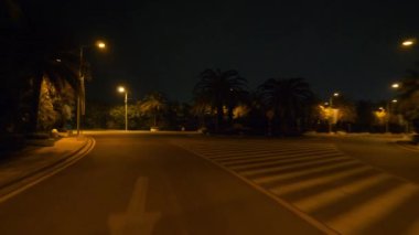 Sanya, Çin - 1 Ekim 2018: ışıklı gece sanya şehir trafik caddesi panorama 4k circa 1 Ekim 2018 hainan adası çin.