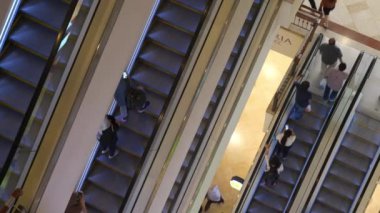 Kuala Lumpur, Malezya - Haziran 2019: Ünlü Petronas Kuleleri Suria klcc Alışveriş Merkezi Ocak 2019 Kuala lumpur, Malezya.