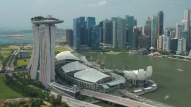 Singapur-Şubat 4 2019: gün Singapur şehir Marina Bay ünlü otel hava Panoraması 4k yaklaşık Şubat 4 2019 Singapur.