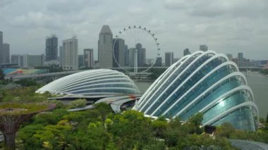 Singapur-Ekim 18, 2019: Cloud Forest & Flower Dome of Gardens by Bay 4k görüntüleri gün görünümü