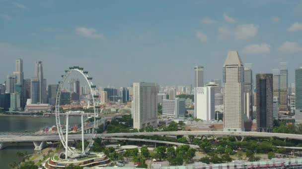Baía de Marina de Singapura com roda gigante — Vídeo de Stock