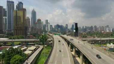 Kuala Lumpur, Malezya-Haziran 25 2019: gün zaman Kuala Lumpur şehir merkezi trafik sokak Kavşak metro hattı Panorama 4k Malezya