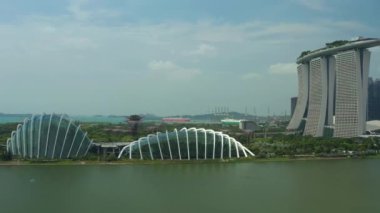 Singapur-Şubat 4 2019: gün Singapur şehir Marina Bay ünlü otel hava Panoraması 4k yaklaşık Şubat 4 2019 Singapur.