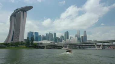 Singapur-Şubat 4 2019: gün Singapur şehir Marina Bay ünlü otel hava Panoraması 4k yaklaşık Şubat 4 2019 Singapur.