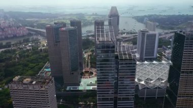 Singapur, Singapur-Mayıs 2019: Singapur Downtown hava gece tepesi Cityscape Panorama 4k görüntüleri görünümü 