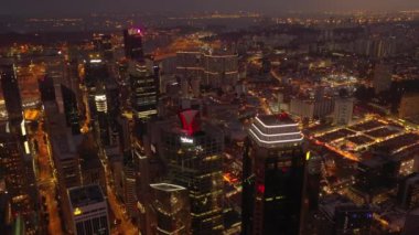 Singapur, Singapur-Mayıs 2019: Singapur Downtown hava gece tepesi Cityscape Panorama 4k görüntüleri görünümü 