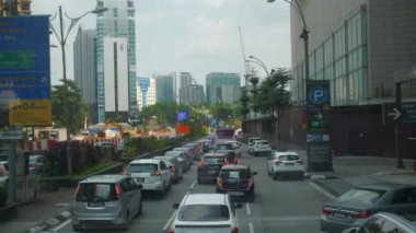 Kuala Lumpur, Malezya-Eylül 25 2018: gün Kuala Lumpur şehir merkezi trafik sokak Kavşak metro hattı Panorama 4k Malezya
