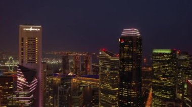 Singapur, Singapur-Mayıs 2019: Singapur Downtown hava gece tepesi Cityscape Panorama 4k görüntüleri görünümü 
