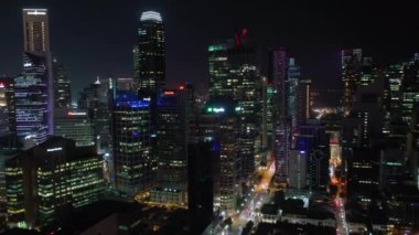 Singapur, Singapur-Mayıs 2019: Singapur Downtown hava gece tepesi Cityscape Panorama 4k görüntüleri görünümü 