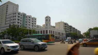 Sanya, Çin - 1 Ekim 2018: güneşli bir gün sanya şehir trafik caddesi panorama 4k circa 1 Ekim 2018 hainan adası çin.