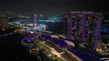 Singapur-Şubat 4 2019: gece Singapur şehir Marina Bay ünlü otel havadan Panorama 4k yaklaşık Şubat 4 2019 Singapur.