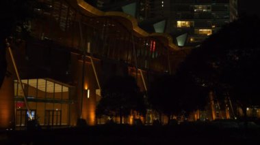 KUALA LUMPUR, MALAYSIA - 25 Eylül 2018: Modern şehir binalarının gece aydınlanması, 4k