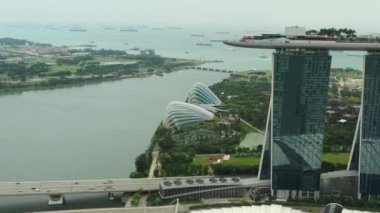 Singapur-Şubat 4 2019: gün Singapur şehir Marina Bay ünlü otel hava Panoraması 4k yaklaşık Şubat 4 2019 Singapur.