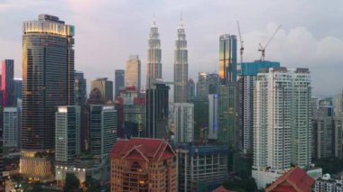 Kuala Lumpur, Malezya - 25 Eylül 2018: Kuala Lumpur şehir merkezi havadan panorama 4k görüntüleri