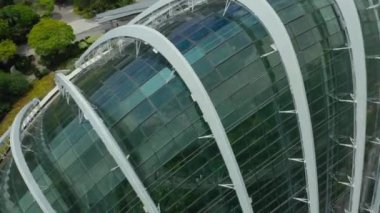 Singapur-Ekim 18, 2019: Cloud Forest & Flower Dome of Gardens by Bay 4k görüntüleri gün görünümü