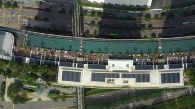 Singapur-Şubat 4 2019: gün Singapur şehir Marina Bay ünlü otel hava Panoraması 4k yaklaşık Şubat 4 2019 Singapur.