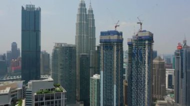 Kuala Lumpur, Malezya - 25 Eylül 2018: güneşli gün kuala lumpur şehir merkezi havacılık panorama 4k dolaylarında 25 Eylül 2018 Kuala lumpur, malezya, Malezya.