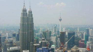 Kuala Lumpur, Malezya - 25 Eylül 2018: güneşli gün kuala lumpur şehir merkezi havacılık panorama 4k dolaylarında 25 Eylül 2018 Kuala lumpur, malezya, Malezya.
