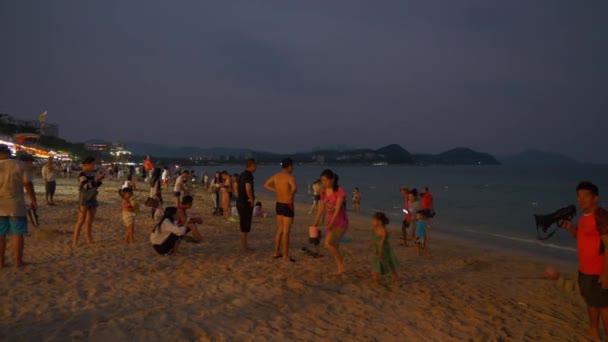 Éjszakai Megvilágított Sanya Zsúfolt Strand Tengerpart Panoráma Timelapse Hainan Sziget — Stock videók