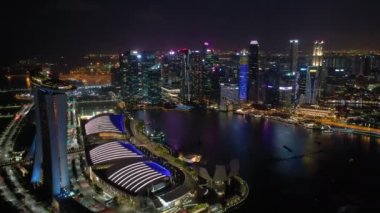 Singapur - Mayıs 2019: Marina Körfezi'nde geceleri Singapur şehir merkezinin panoramik manzarası