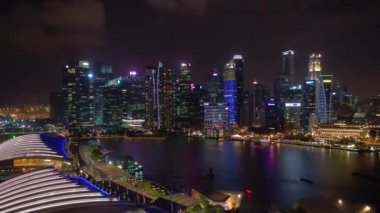 Singapur - Mayıs 2019: Marina Körfezi'nde geceleri Singapur şehir merkezinin panoramik manzarası