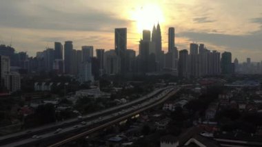 Kuala Lumpur, Malezya-Haziran 25 2019: gün zaman Kuala Lumpur şehir merkezi trafik sokak Kavşak metro hattı Panorama 4k Malezya