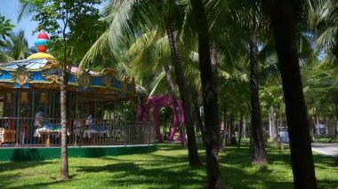 ÇİN, SanyA - 4 Ekim 2019: güneşli bir gün Sanya şehri, Dadonghai plaj parkı, yavaş çekim panorama 4k