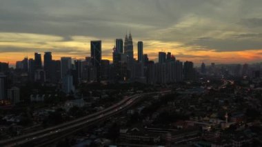 Kuala Lumpur, Malezya-Haziran 25 2019: gün zaman Kuala Lumpur şehir merkezi trafik sokak Kavşak metro hattı Panorama 4k Malezya