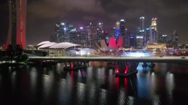 Singapur üzerinden gece uçuşu şehir trafiği hava manzarası 4K görüntüsü