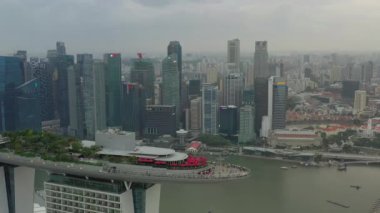 Singapur, Singapur - Mayıs 2019: Marina Körfezi'nde Singapur şehir merkezinde panoramik gündüz görüntüleri görünümü