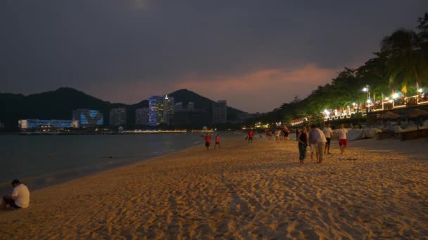 Noc Oświetlona Sanya Zatłoczona Plaża Wybrzeże Panorama Timelapse Hainan Wyspa — Wideo stockowe