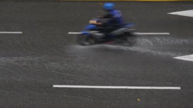 Kuala Lumpur, Malezya-Haziran 25 2018: gün Kuala Lumpur şehir merkezi trafik sokak Crossroad yağmurlu Panorama 4k Malezya