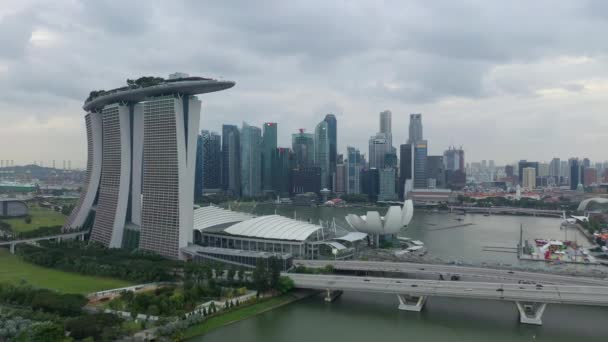 シンガポール市の交通空中パノラマ4K映像上の昼間の飛行 — ストック動画