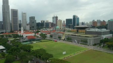 Singapur, Singapur - Mayıs 2019: Marina Körfezi'nde Singapur şehir merkezinde panoramik gündüz görüntüleri görünümü