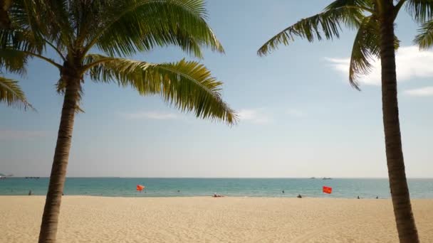 白日三亚拥挤的海滩海岸线全景4K海南岛中国 — 图库视频影像