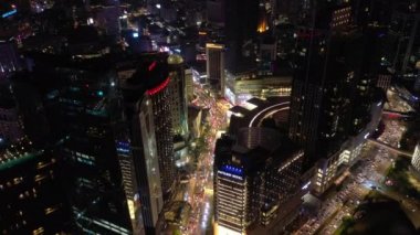 Işıklı Singapur şehir trafiği hava Panoraması 4k görüntüleri üzerinde gece saati uçuş