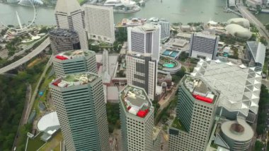 Singapur, Singapur - Mayıs 2019: Marina Körfezi'nde Singapur şehir merkezinde panoramik gündüz görüntüleri görünümü