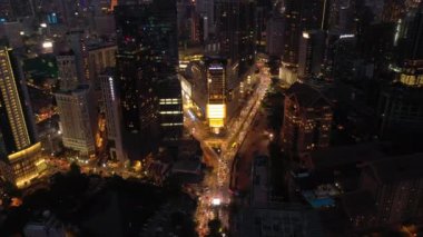 Işıklı Singapur şehir trafiği hava Panoraması 4k görüntüleri üzerinde gece saati uçuş