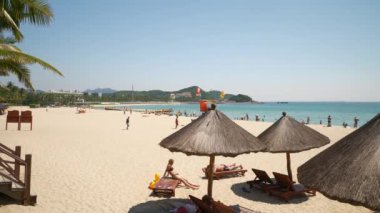 Gündüz vakti Sanya kalabalık sahil şeridi Panorama 4k hainan adası porseleni