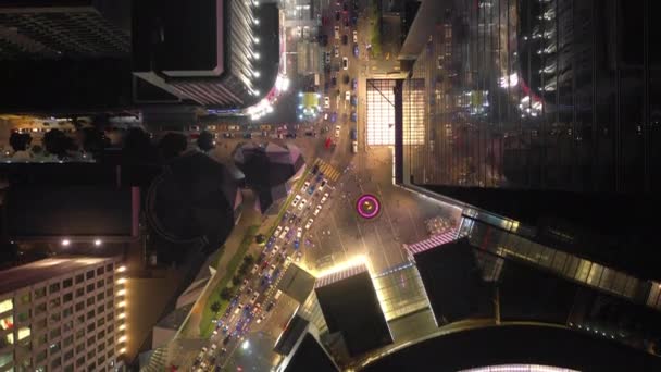 夜间飞行在照亮新加坡城市交通航空全景4K镜头 — 图库视频影像