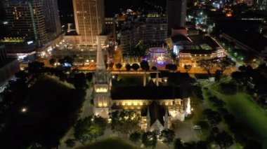 Singapur - Mayıs 2019: Marina Körfezi'nde geceleri Singapur şehir merkezinin panoramik manzarası