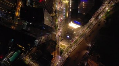 Işıklı Singapur şehir trafiği hava Panoraması 4k görüntüleri üzerinde gece saati uçuş